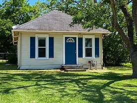 1016 W Jefferson St in Brenham, TX - Building Photo