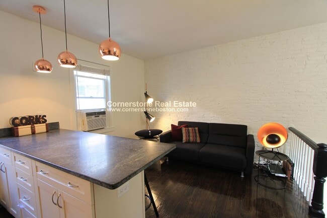 39 Gray St, Unit 3 in Boston, MA - Foto de edificio - Building Photo