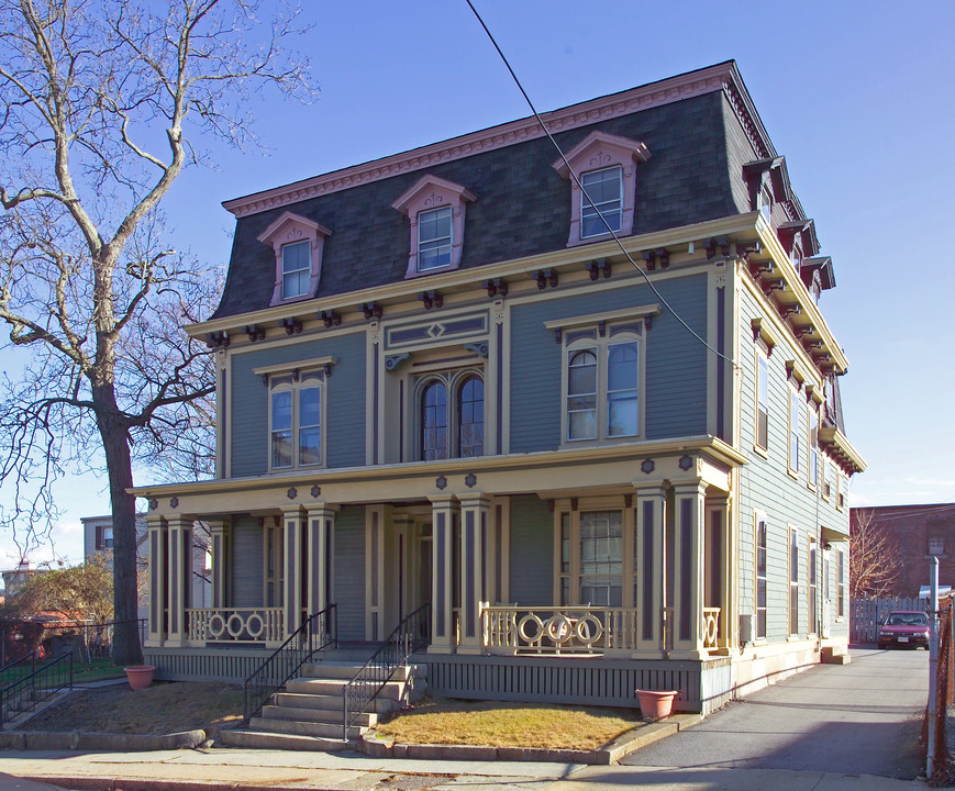 158 4th St in Fall River, MA - Foto de edificio