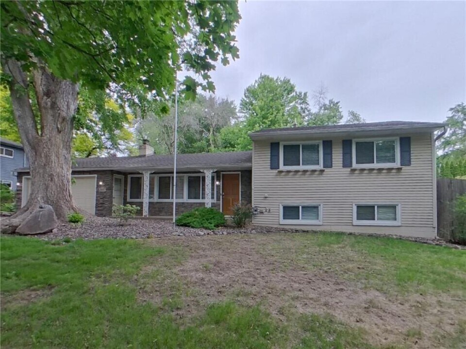 3607 Robinwood Terrace in Minnetonka, MN - Building Photo