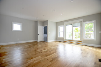 348 Chelsea St, Unit 3 in Boston, MA - Building Photo - Building Photo