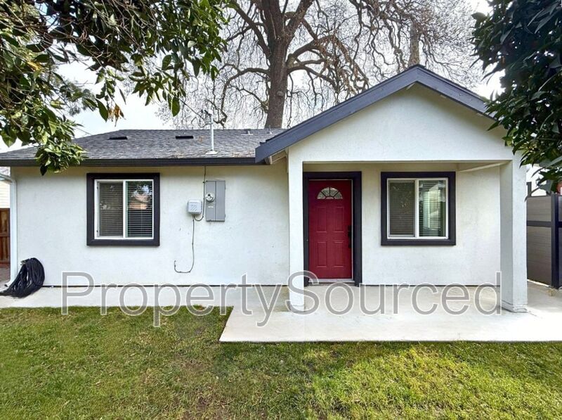 805 W Yosemite Ave in Manteca, CA - Building Photo