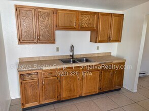 2442 S Edmondson Ave in Tucson, AZ - Building Photo - Building Photo