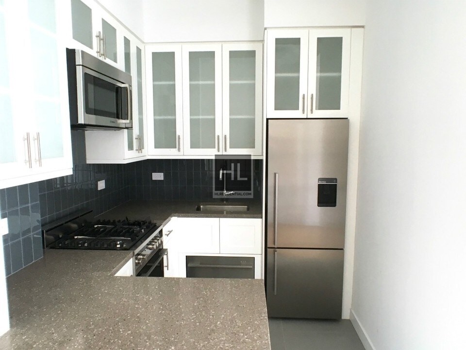 215 W 10th St in New York, NY - Building Photo