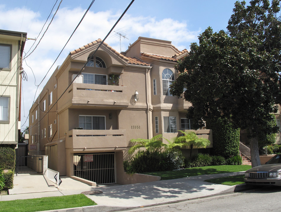 13951 Milbank St in Sherman Oaks, CA - Building Photo