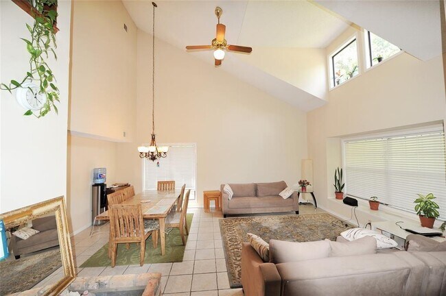 2115 Braesmeadow Ln in Sugar Land, TX - Building Photo - Building Photo