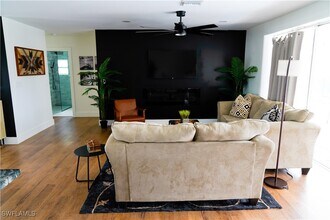 4842 Triton Ct W in Cape Coral, FL - Foto de edificio - Building Photo