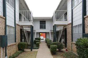 Oaktree Apartments in Arlington, TX - Building Photo - Building Photo