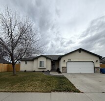 443 NW Sandpiper Ave in Mountain Home, ID - Building Photo