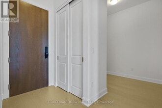 3240 William Coltson Ave in Oakville, ON - Building Photo - Building Photo