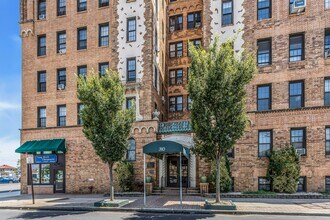310 Riverside Blvd, Unit 1E in Long Beach, NY - Foto de edificio - Building Photo