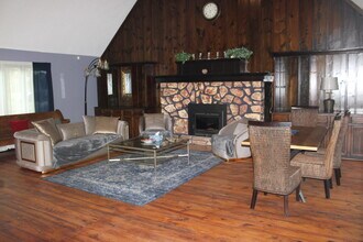 2115 Pineshore Ct in Evansville, IN - Building Photo - Building Photo