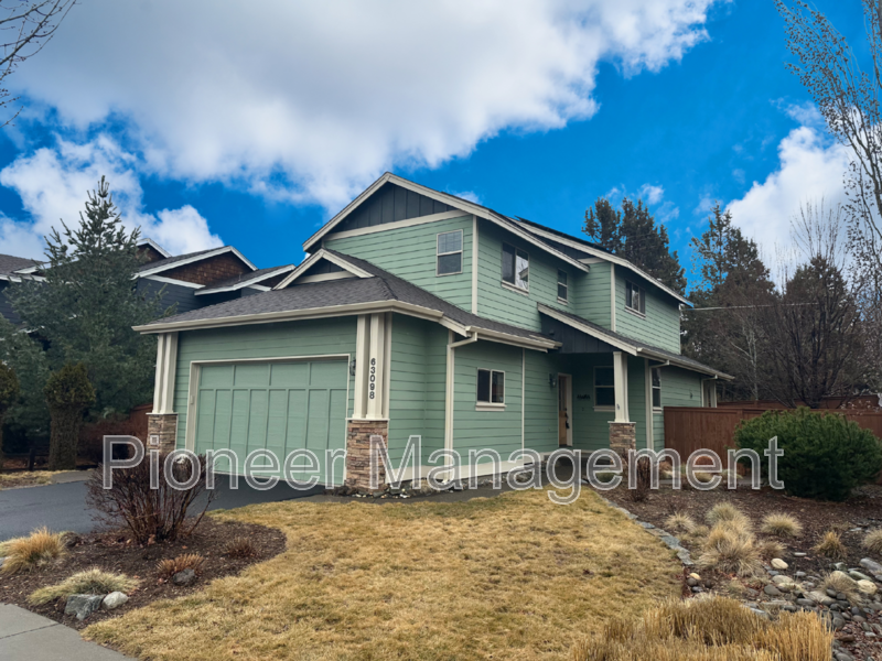 63098 Riverstone Dr in Bend, OR - Building Photo