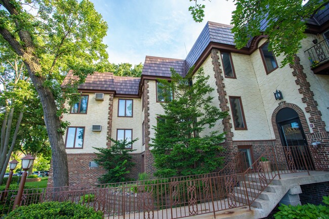 River Gates Apartments in Minneapolis, MN - Building Photo - Building Photo