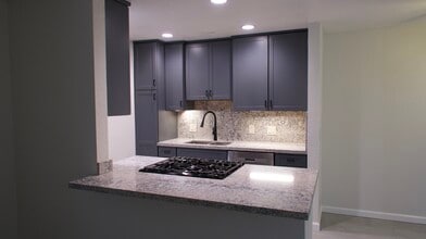 841 Gardenia Ave, Unit 203 in Long Beach, CA - Foto de edificio - Building Photo