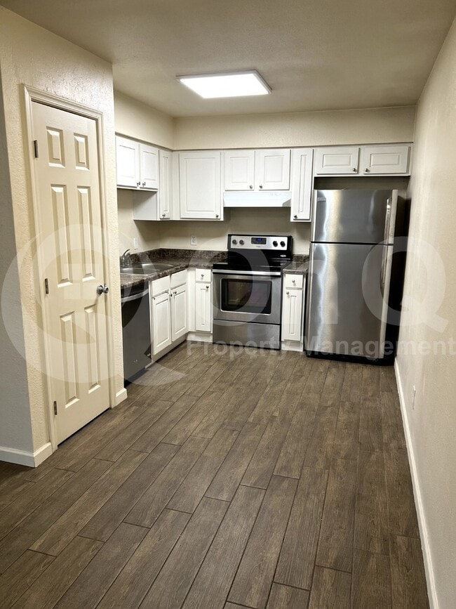 2719 E Tierra Buena Ln