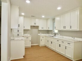 2722 Parker Rd in Houston, TX - Building Photo