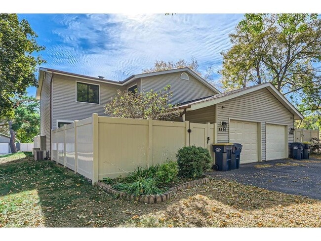 3370 Cloman Way in Inver Grove Heights, MN - Foto de edificio - Building Photo