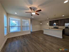 737 Milestone Pk in New Braunfels, TX - Foto de edificio - Building Photo