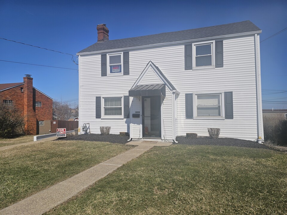 3229 Willett Rd in Pittsburgh, PA - Foto de edificio