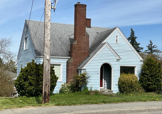 property at 1421 Lakeway Dr