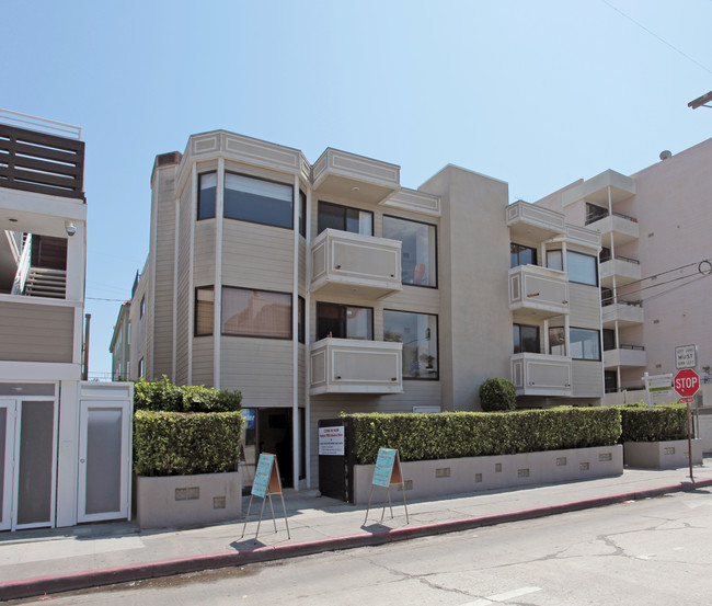 18 N Venice Blvd in Venice, CA - Foto de edificio - Building Photo