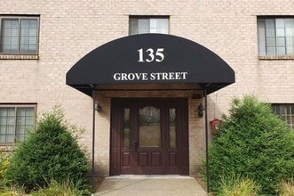 135 Grove St, Unit 128 in Rockland, MA - Foto de edificio - Building Photo
