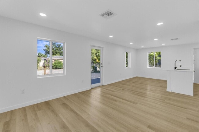 1170 NW 59th St in Miami, FL - Foto de edificio - Building Photo