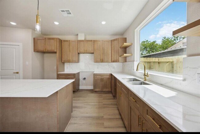 222 Canino Rd in Houston, TX - Building Photo - Building Photo