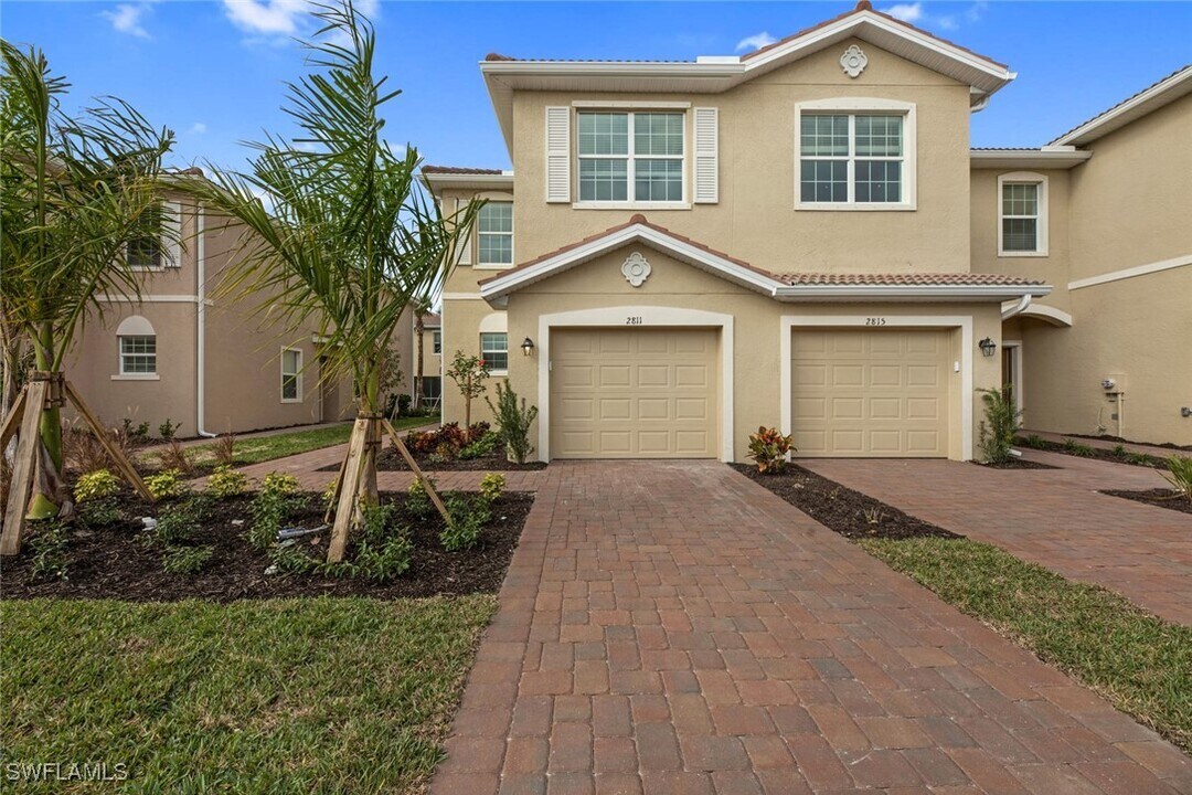 2811 Blossom Wy in Naples, FL - Foto de edificio