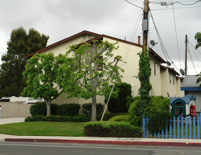 2556 Santa Ana Ave in Costa Mesa, CA - Foto de edificio - Building Photo