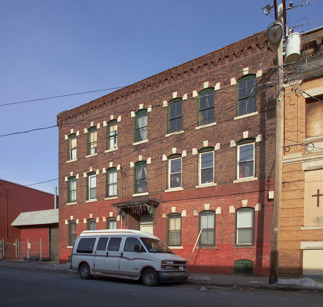 631 S Summer St in Holyoke, MA - Foto de edificio - Building Photo