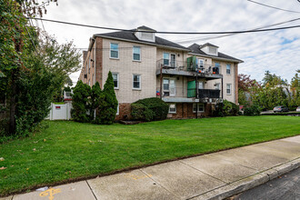 Greentree at Lynbrook in Lynbrook, NY - Building Photo - Building Photo