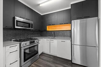 250 E Houston St, Unit 10L in New York, NY - Building Photo - Building Photo