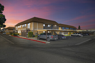 Richland Living in Ceres, CA - Foto de edificio - Building Photo