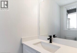 3 Southam Ln in Hamilton, ON - Building Photo - Building Photo