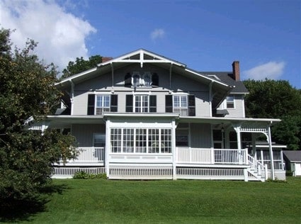 Sharon Village Green Apartments in Sharon, CT - Foto de edificio