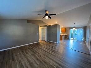 1064 Yew St in Junction City, OR - Building Photo - Building Photo