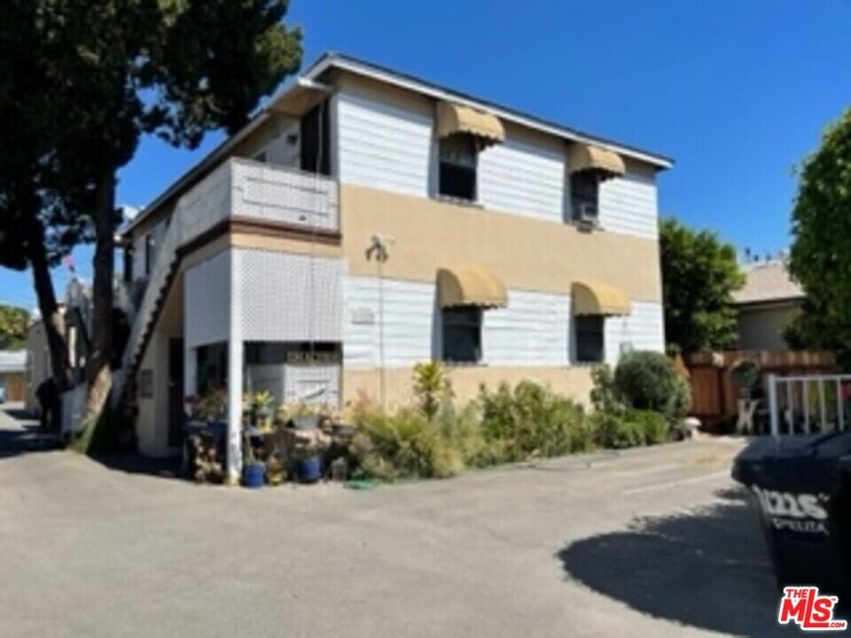 11223 Emelita St in Los Angeles, CA - Building Photo