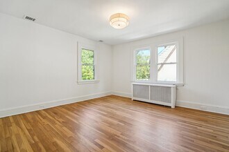 208 W Hudson Ave in Englewood, NJ - Building Photo - Building Photo