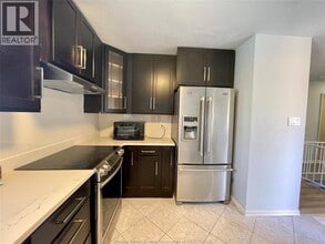 8477 Darlington Crescent in Windsor, ON - Building Photo - Building Photo