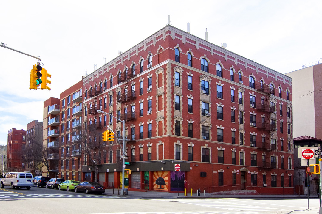 320-322 Pleasant Ave in New York, NY - Building Photo