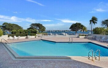 5600 N Flagler Dr in West Palm Beach, FL - Building Photo - Building Photo