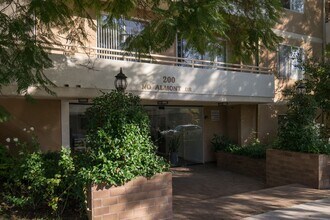 200 N Almont Dr in Beverly Hills, CA - Building Photo - Building Photo