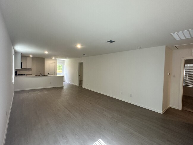 1301 Salton Ln in Tom Bean, TX - Foto de edificio - Building Photo