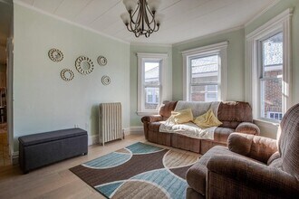 15 Indiana Ave, Unit #17 in Somerville, MA - Foto de edificio - Building Photo