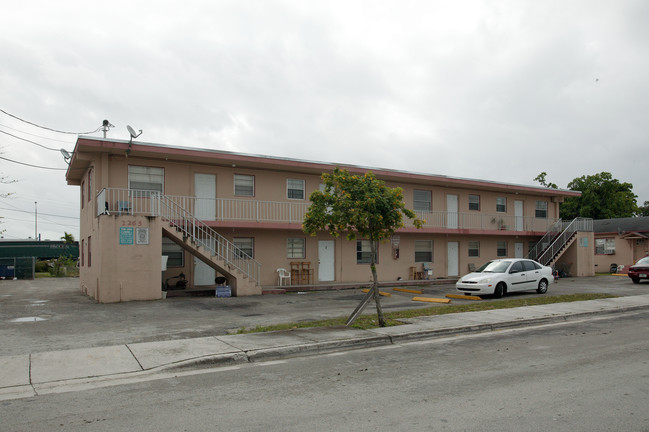 2245-2273 W 4th Ct in Hialeah, FL - Foto de edificio - Building Photo