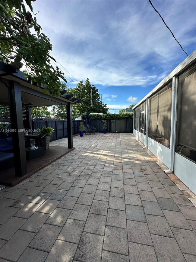 5010 E 1st Ave in Hialeah, FL - Building Photo - Building Photo