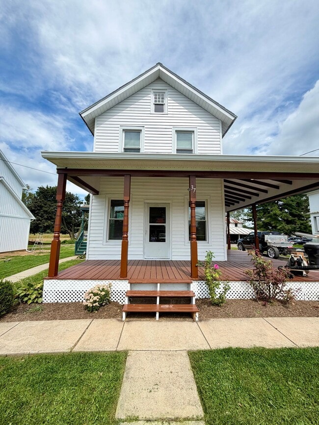 property at 37 N Kinzer Rd