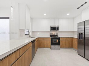 6885 NW 169th St in Hialeah, FL - Building Photo - Building Photo